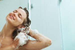 Не стойте под горячим душем! Как нужно правильно мыться зимой для здоровья кожи