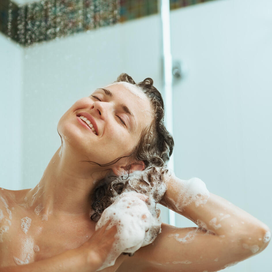 Не стойте под горячим душем! Как нужно правильно мыться зимой для здоровья кожи