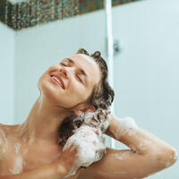 Не стойте под горячим душем! Как нужно правильно мыться зимой для здоровья кожи