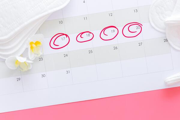 Гинеколог рассказала, почему месячные идут меньше обычного и скудные