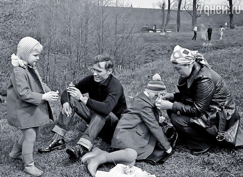 Маша и я с родителями на пикнике, Бронницы, 1974 год