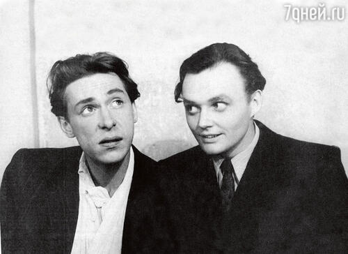 «Поступление Олега было таким ярким, что его сразу все запомнили. А я подумал: «Этот парень хочет славы, и, кажется, он ее получит». (Олег Ефремов и Геннадий Печников. 1953 г.)