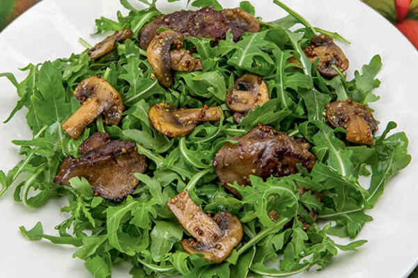 Рецепты от Юлии Высоцкой: яичница по-кончаловски, суп с миндалем, салат с горячей куриной печенкой