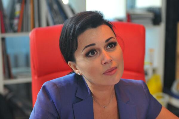 Дочь Заворотнюк показала ее редкий снимок в шляпе: «Очень скучаю по тебе, мама»