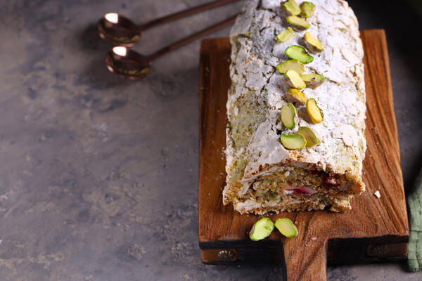 Как приготовить рулет с шоколадом и фисташками 