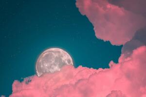 «Клубничная» Луна: астролог рассказала о наступлении нового периода в жизни каждого