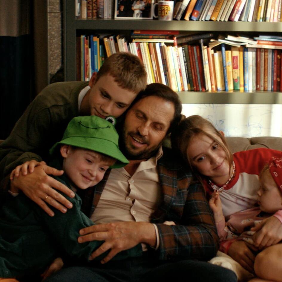 Александр Ревва в одиночку справляется с четырьмя детьми: комедию «Папа может» теперь можно посмотреть онлайн