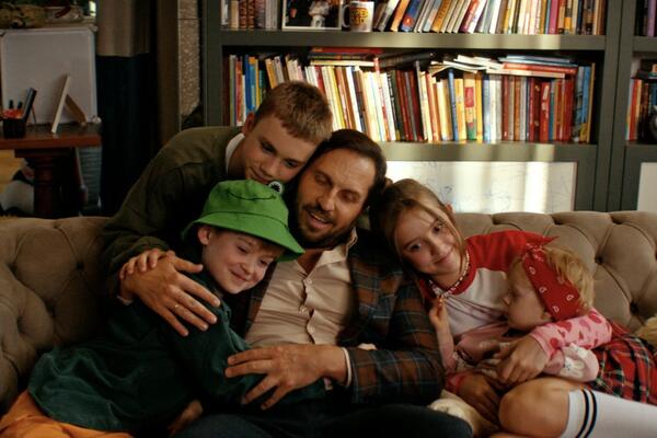 Александр Ревва в одиночку справляется с четырьмя детьми: комедию «Папа может» теперь можно посмотреть онлайн