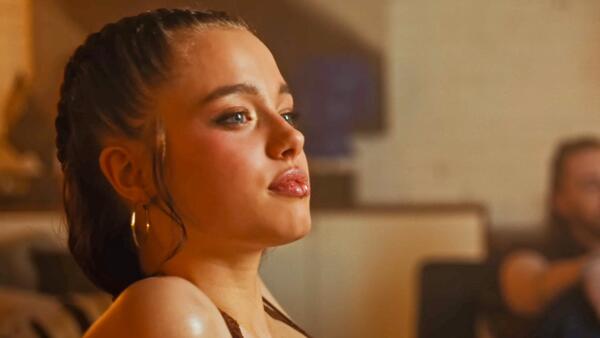 Из&nbsp; пацанки в красавицу: дочка Джоли стала выглядеть один в один как мать