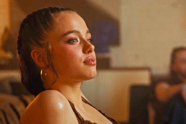 Из пацанки в красавицу: дочка Джоли стала выглядеть один в один как мать