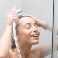 Простудилась, лежу и потею: можно ли мыться во время болезни