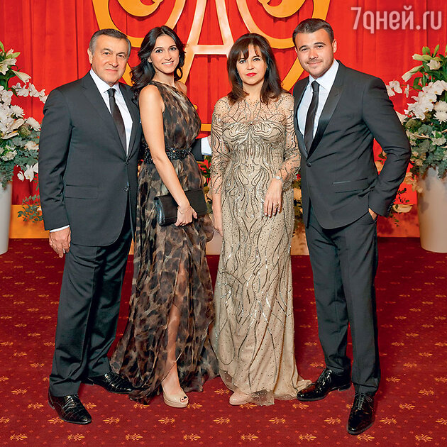 Араз Агаларов с дочерью Шейлой, женой Ириной и сыном Эмином