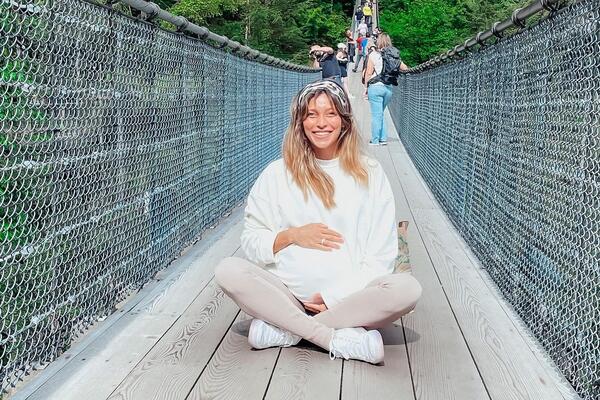 «Тренирую забытый навык»: Тодоренко показала первое фото с новорожденным ребенком