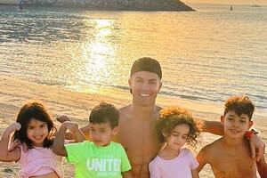 Пытается отвлечь внимание от скандала: Роналду опубликовал новое фото своих очаровательных детей  