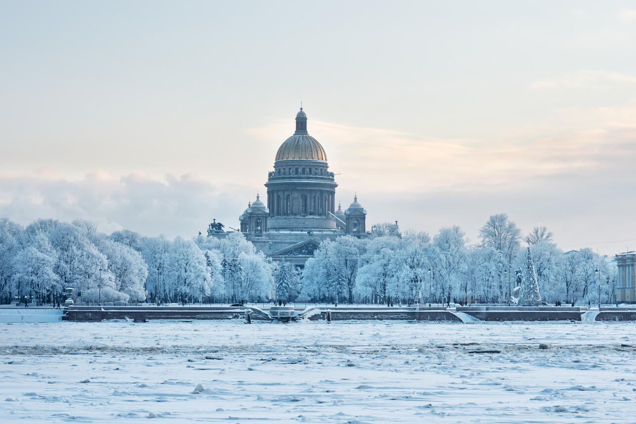 куда поехать зимой в России, отдых зимой в России, зимние города России, куда поехать зимой 2026, отдых в Сочи зимой, северное сияние в Мурманске, куда поехать зимой в России недорого, куда съездить зимой в России 2026, зимние направления Россия, путешествие по России зимой