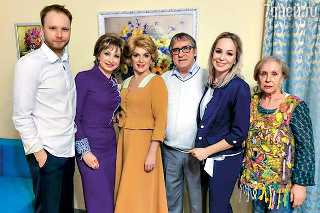 Мария Порошина с Максимом Виноградовым, Ольгой Прокофьевой, Валерием Гаркалиным, Ириной Медведевой и Мариной Николаевой