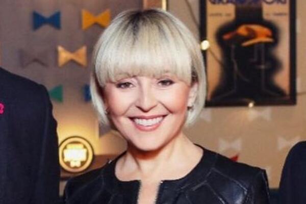 «Уже не девочка»: Варум крупным планом показала лицо без макияжа