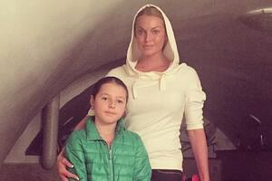 9-летняя дочь Анастасии Волочковой села за руль
