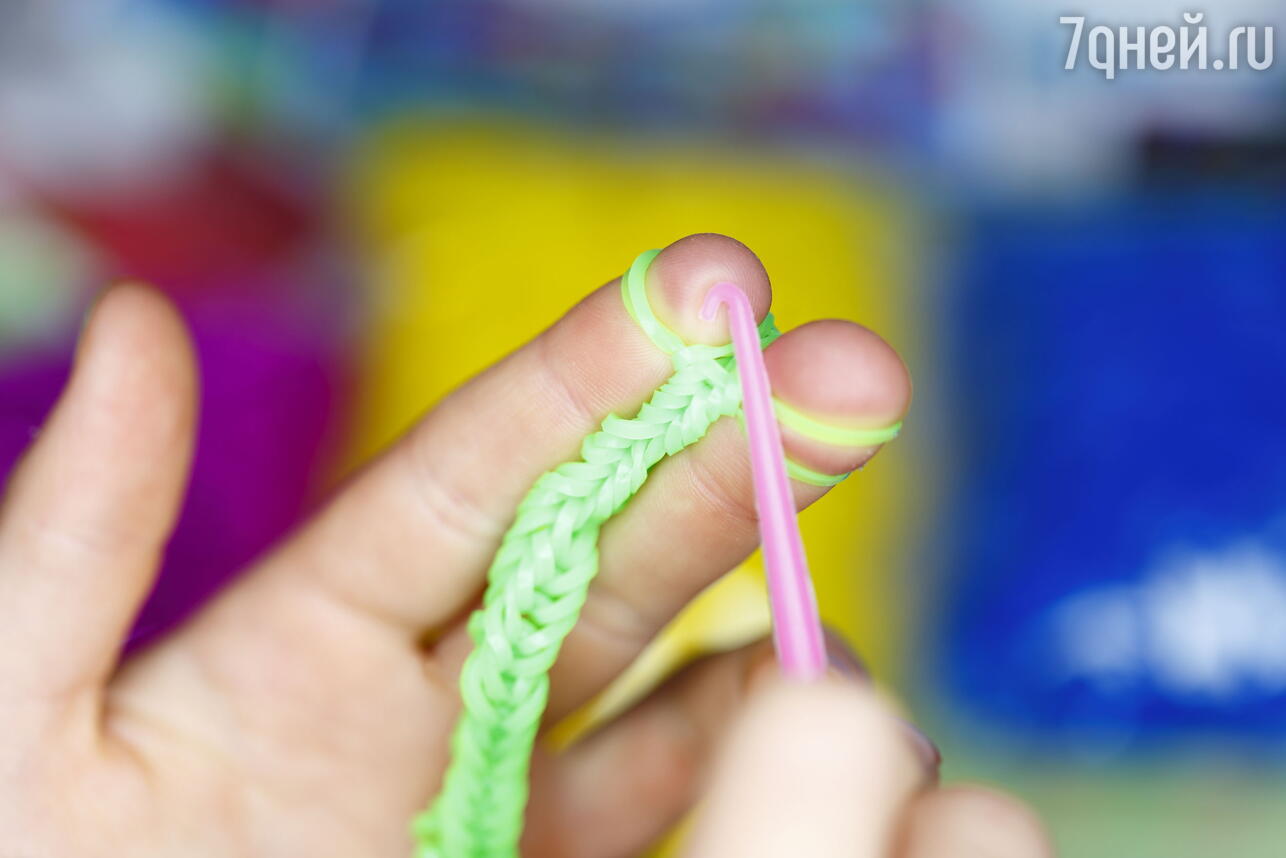 Техника плетения браслетов из резинок на рогатке, вилке, станке и без него