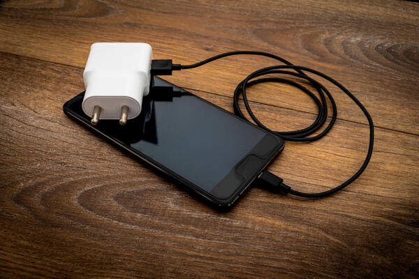 Что будет, если заряжать новый телефон старой зарядкой — мнение эксперта