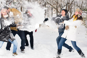 Зимние забавы: как похудеть, играя в снежки