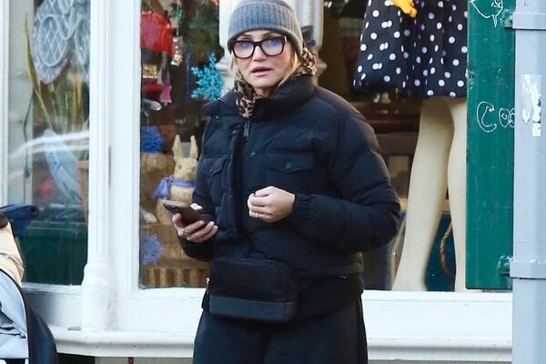 Совершенно неузнаваема: папарацци подловили Камерон Диас на улице Нью-Йорка