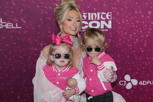 Эксплуатирует своих детей для рекламы: Пэрис Хилтон появилась с сыном и дочкой на премьере  