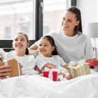 Доброе утро, которое длится весь день: 5 правил праздничного пробуждения для мам