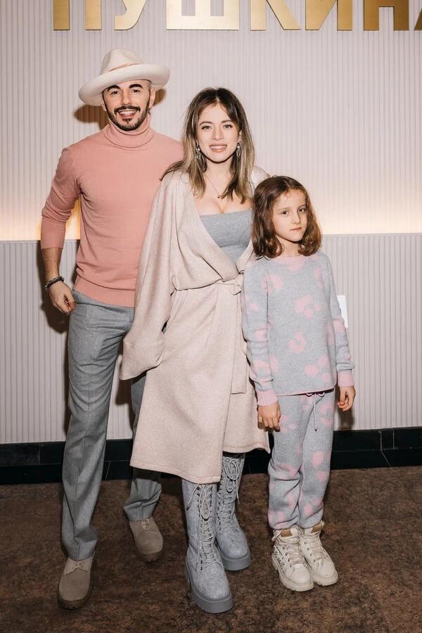 Тимур Родригез и Катя Кабак с дочерью фото