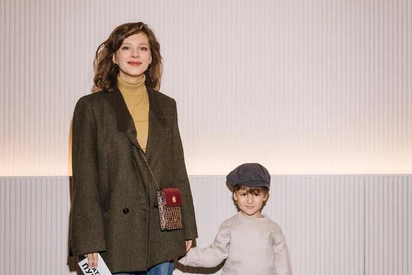 Арзамасова, Урсуляк, Студилина и другие звезды с детьми на премьере «Аленького цветочка» 