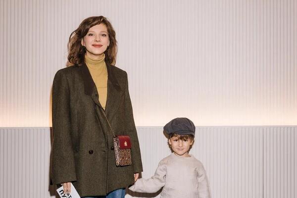 Арзамасова, Урсуляк, Студилина и другие звезды с детьми на премьере «Аленького цветочка» 