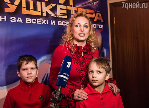 Алла Довлатова с детьми
