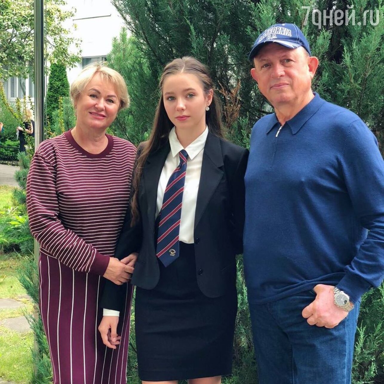 Родители Юлии Началовой с внучкой Верой