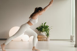 6 вещей для йоги: собираем удобный образ, чтобы тянуться, медитировать и не просыпаться в шавасане