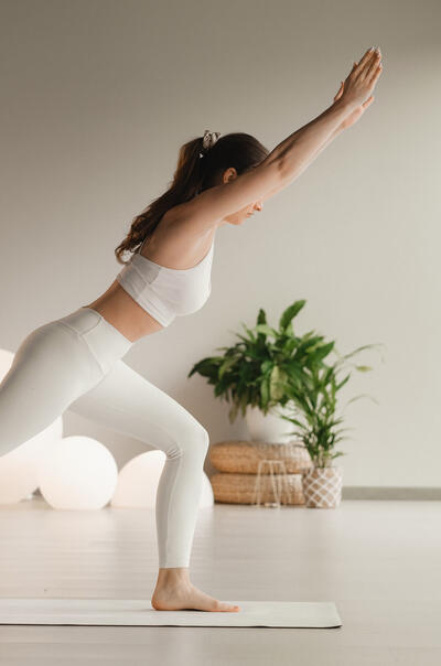 6 вещей для йоги: собираем удобный образ, чтобы тянуться, медитировать и не просыпаться в шавасане