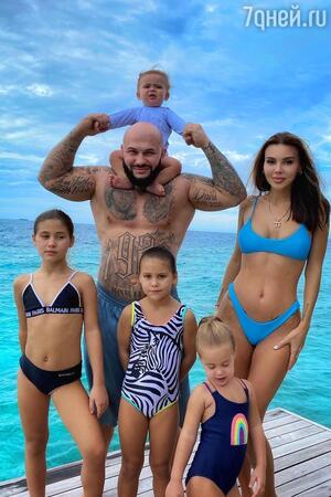 Джиган с Оксаной Самойловой и детьми