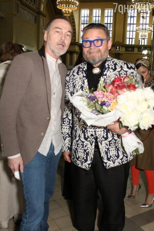 Александр Васильев с художником Никасом Сафроновым