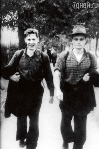 Олег Ефремов с Геннадием Печниковым в путешествии по России. 1952 г.