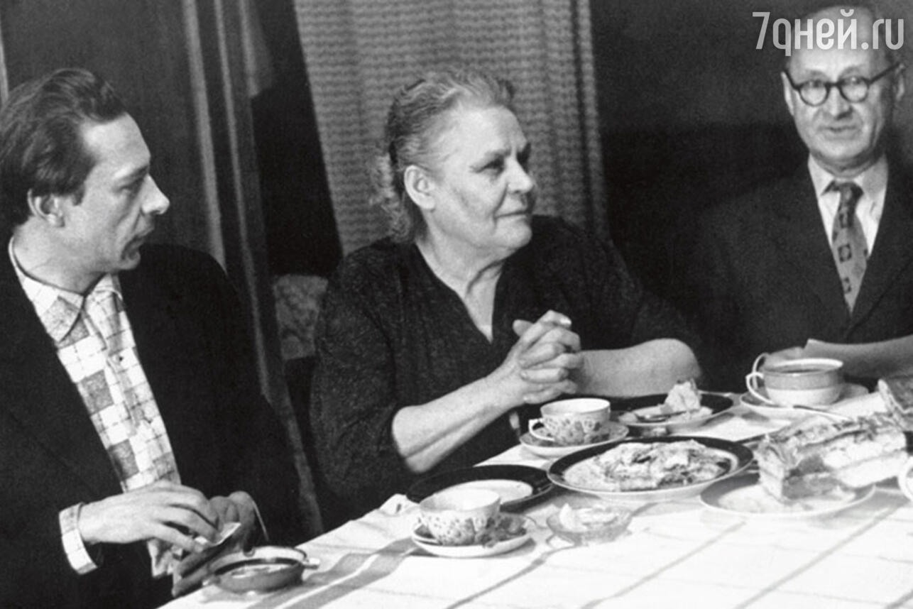 Олег Ефремов с мамой Анной Дмитриевной и отцом Николаем Ивановичем