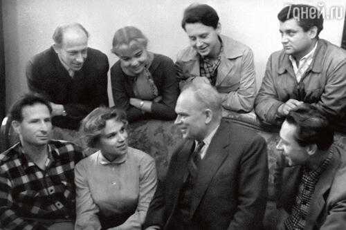 «Олег ставил спектакли на общественных началах, а со своими актерами жил «коммуной». Помню, как потряс меня тот факт, что у них деньги общие!» (Евгений Евстигнеев, Нина Дорошина, Олег Табаков, Виктор Сергачев, Александр Володин, Лилия Толмачева, Михаил Кедров и Олег Ефремов на репетиции. 1959 г.)
