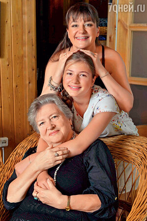 Анастасия Мельникова с дочерью Машей и мамой