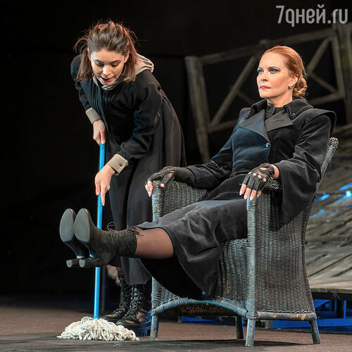 Алена Яковлева с дочерью Марией Козаковой в спектакле «Лес», премьера в 2020 году