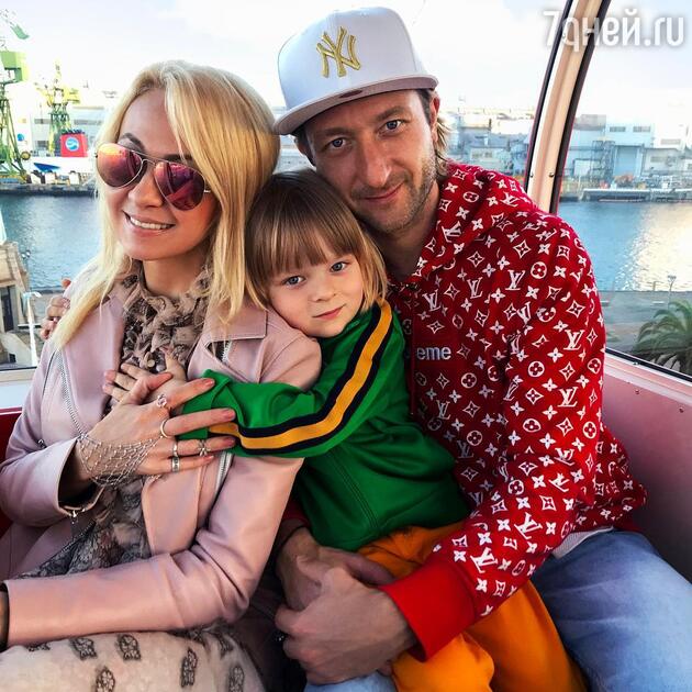 Евгений Плющенко с сыном Александром и Яной Рудковской Евгений Плющенко с сыном Александром и Яной Рудковской