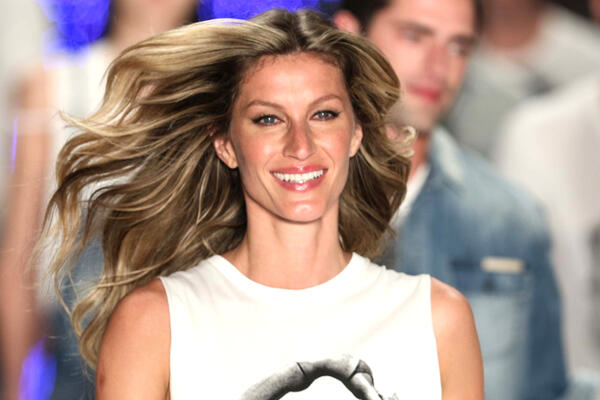 Жизель Бундхен продает альбом своих фото по баснословной цене