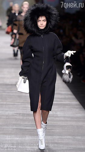 Кара Делевинь на показе Fendi