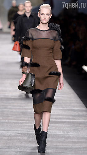 Модель показа Fendi 