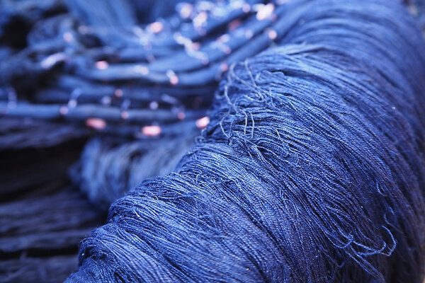 Цвет индиго: как выглядит, с чем сочетается в одежде и интерьере