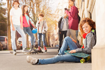 Весна прекрасна, когда безопасна: сосульки, открытые люки и качели 