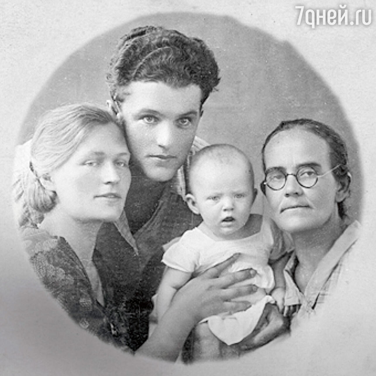 Маленькая Анна с мамой, отцом и бабушкой