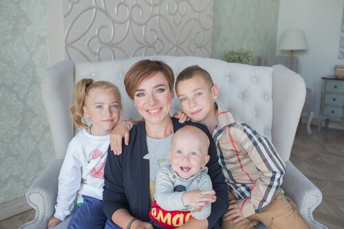 Тутта Ларсен с детьми 